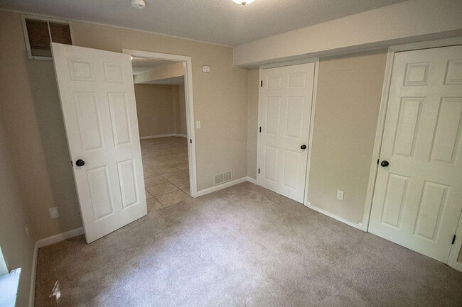 Building Photo - 1329 Valley Creek Ln