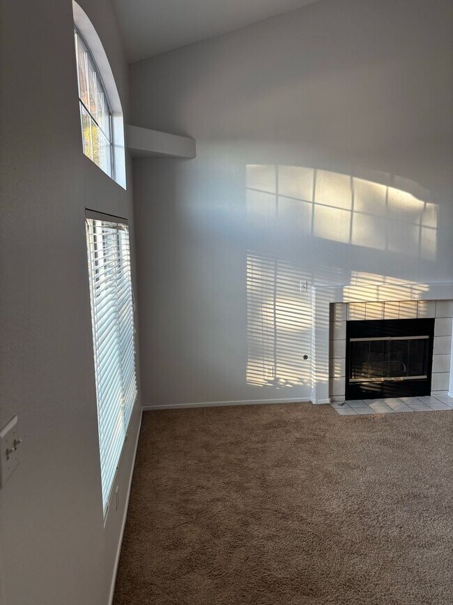 Building Photo - *GREAT TOWNHOME IN GATED "SILVERADO RANCH COMMUNITY!!"