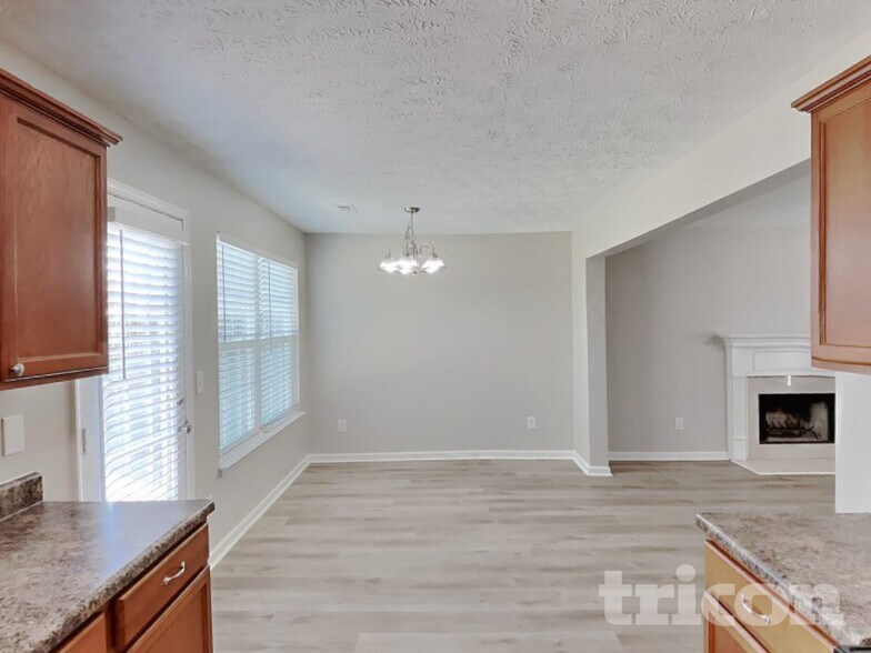 Building Photo - 4028 Deer Run Trce