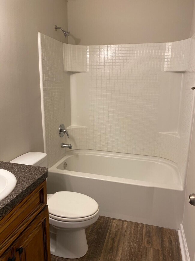 Building Photo - Great 2 bedroom townhome community located...