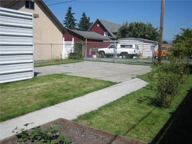 Building Photo - Charming 2BR Home with Spacious Yard, Detached Garage & Garden Oasis