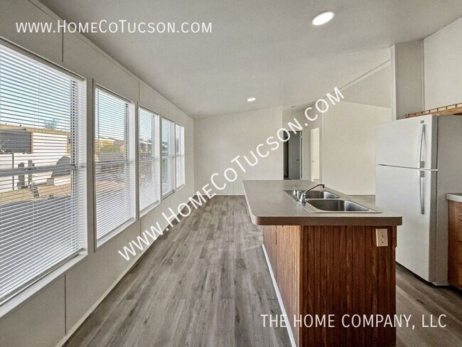 Building Photo - 5717 S Stewart Blvd