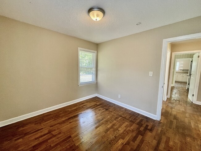 Building Photo - Updated 3 Bed, 1 Bath Nest in Fayetteville