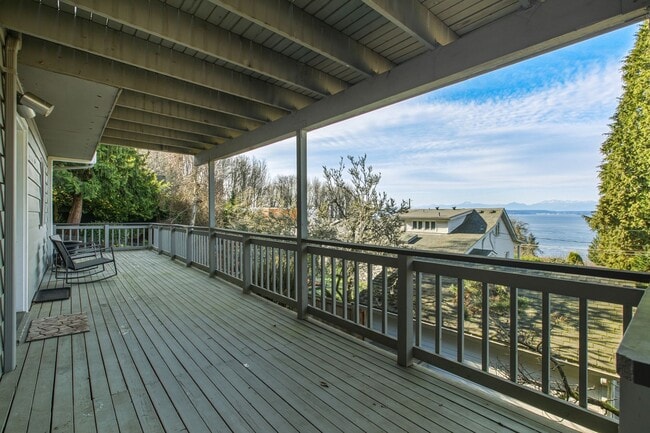 Building Photo - Stunning Sound & Olympic Mountain View Home in North Admiral
