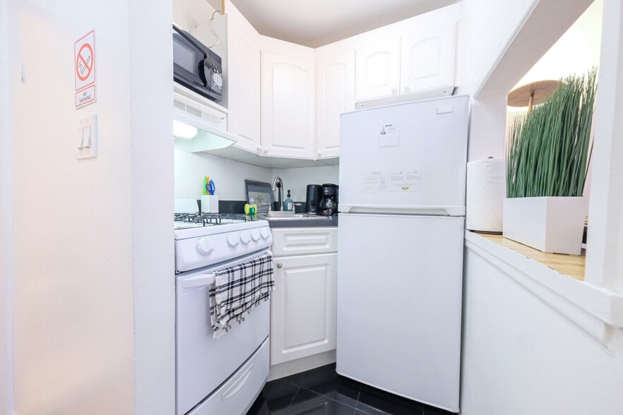 Building Photo - 328 E 74th St