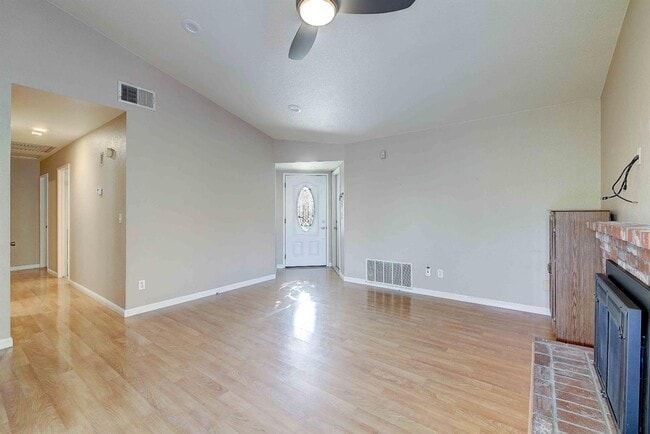 Building Photo - Updated 3 Bedroom Home on Quiet Court with Covered Patio