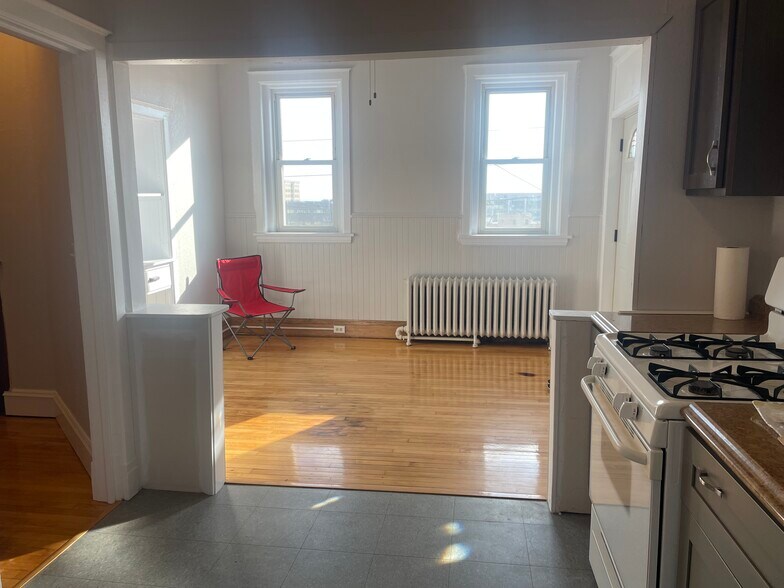 Living room - 317 N 4th Ave W