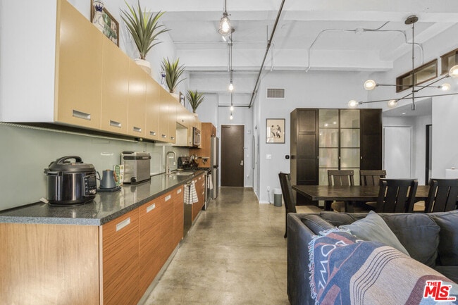Building Photo - 738 S Los Angeles St