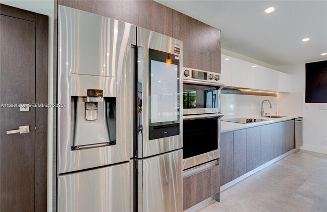 Building Photo - 2305 Magnolia Dr