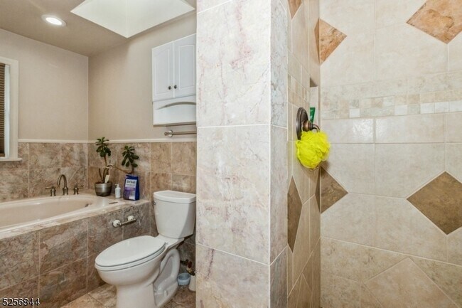 Building Photo - 48 Bellows Ln