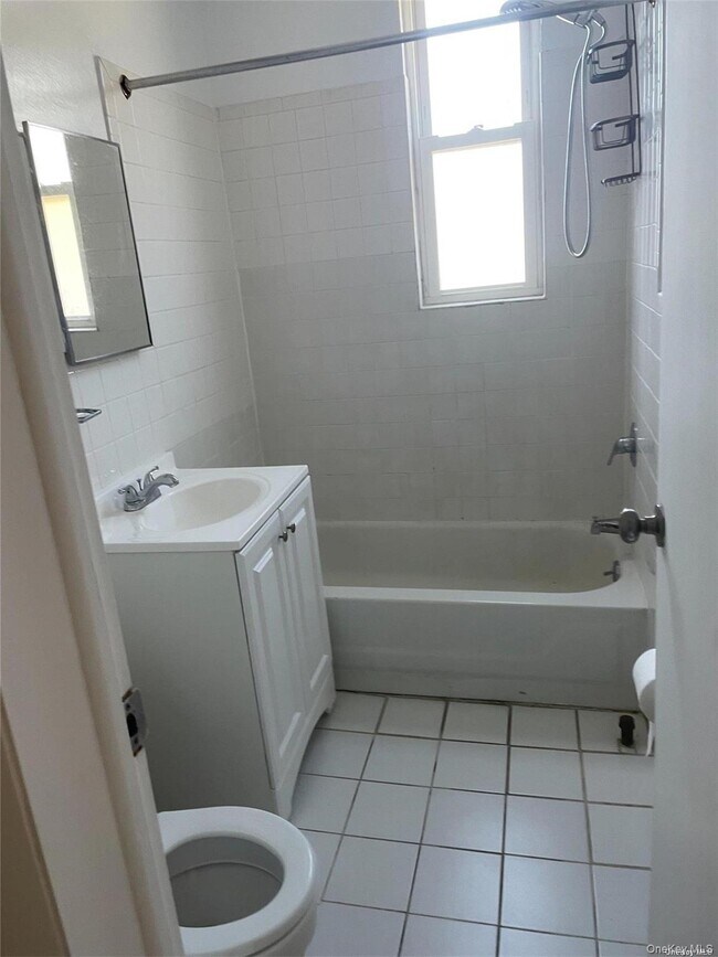 Building Photo - 62 Middle Neck Rd