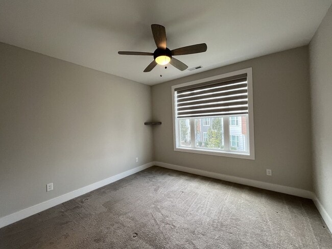 Building Photo - 2/2.5 - MODERN TOWNHOME IN THE NATIONS