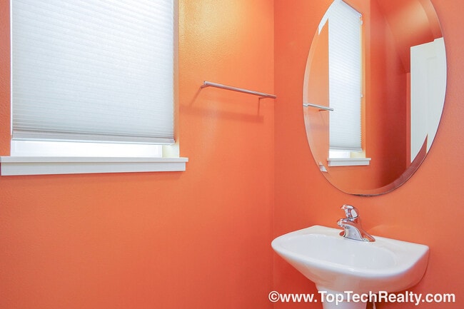 Building Photo - Fabulous 3 BD* 2.5 BA In Popular Arbor Reserve Townhome Community! **Minutes From Tanasbourne Sho...