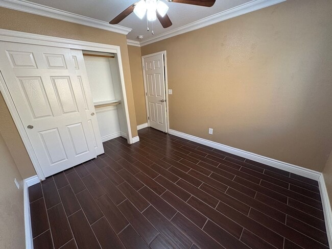 Building Photo - 744 W Buena Vista Ave