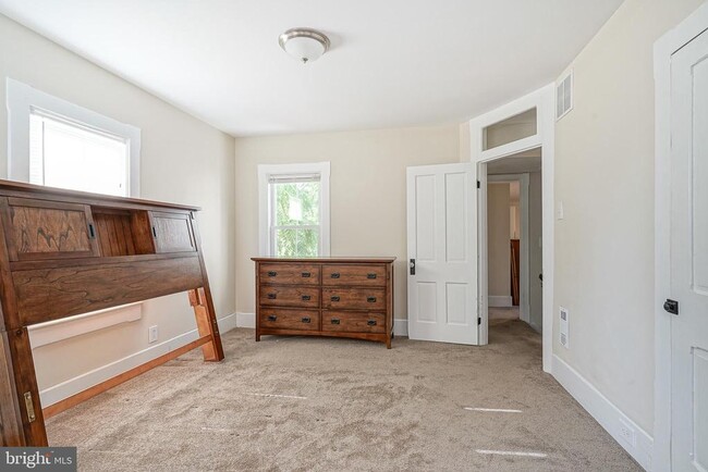 Building Photo - 20 Dickinson St