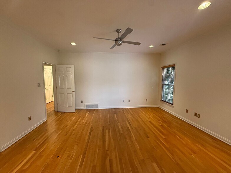 Building Photo - 83 Asphodel Dr