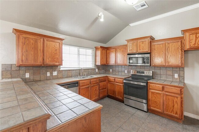 Building Photo - 8016 Breezewood Dr