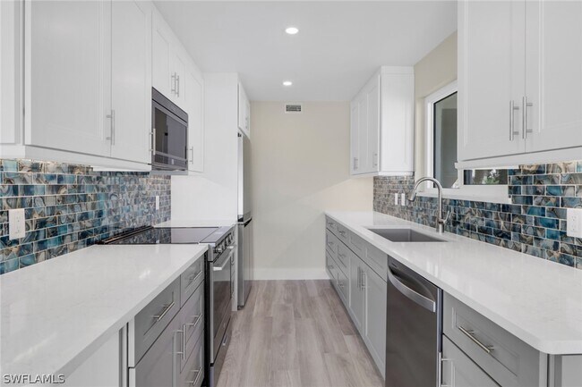 Building Photo - 2500 Gulf Shore Blvd N