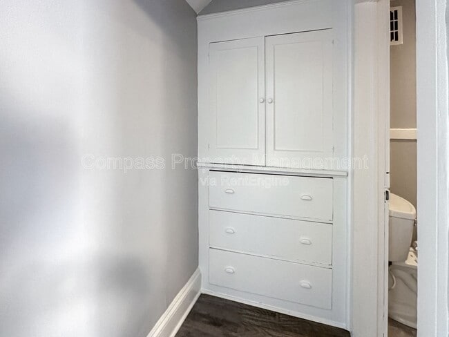 Building Photo - 642 Cherry St SE