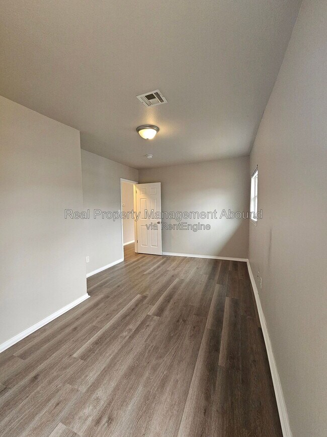 Building Photo - 727 S Olympia Ave