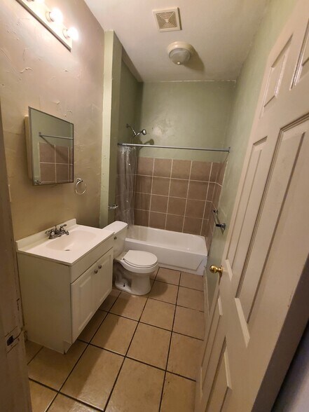 Building Photo - 2009 Bryan Ave