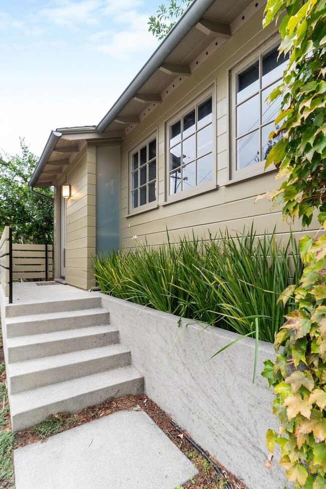 Building Photo - Beachwood Canyon 2b2b Home - Intentional F...
