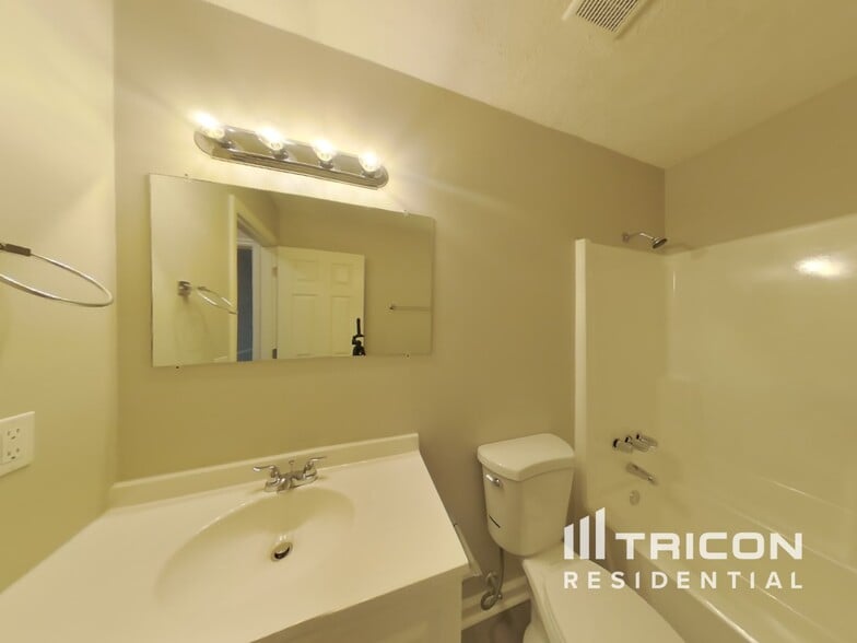 Building Photo - 362 Park Ct N