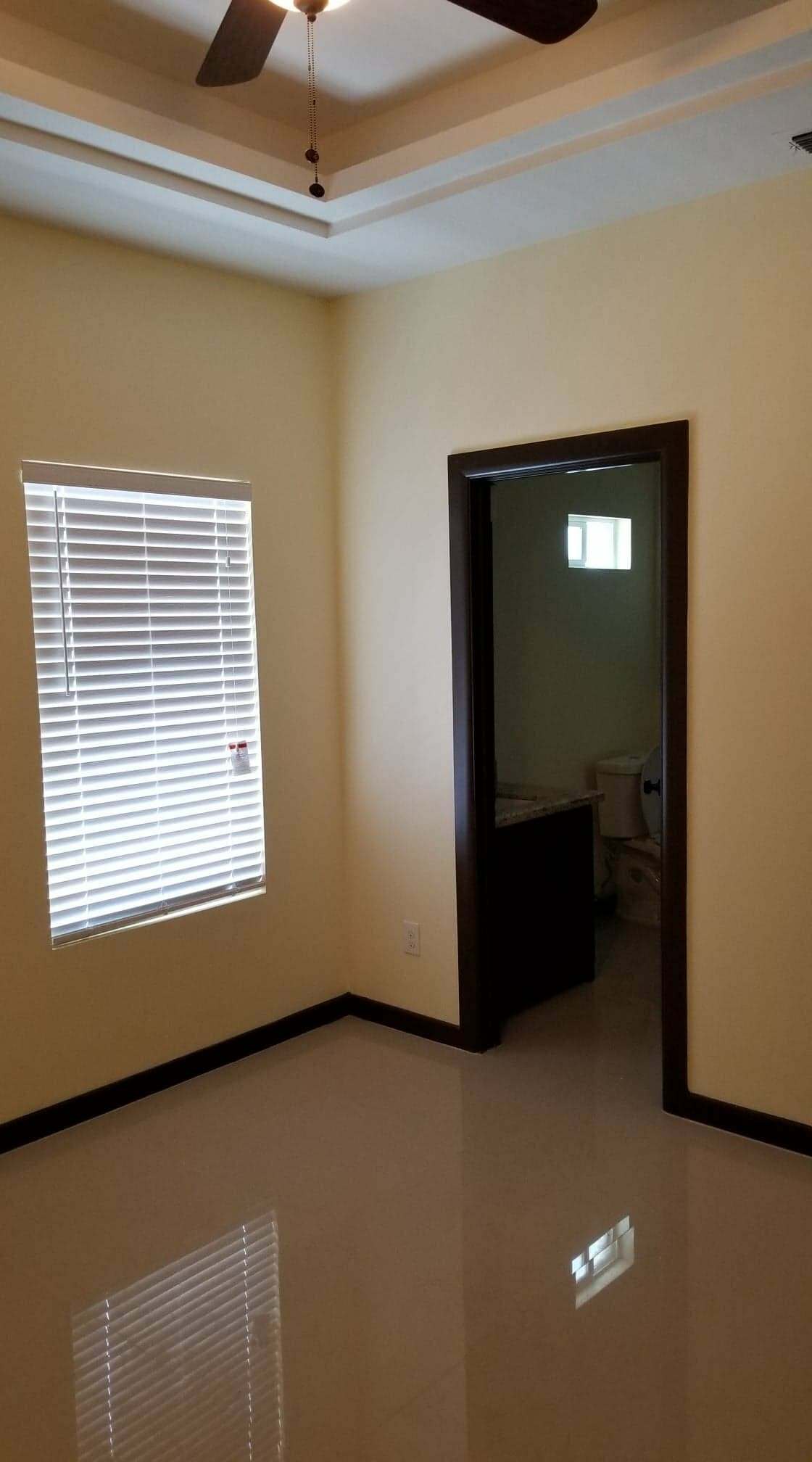 Building Photo - 709 E La Cantera Ave