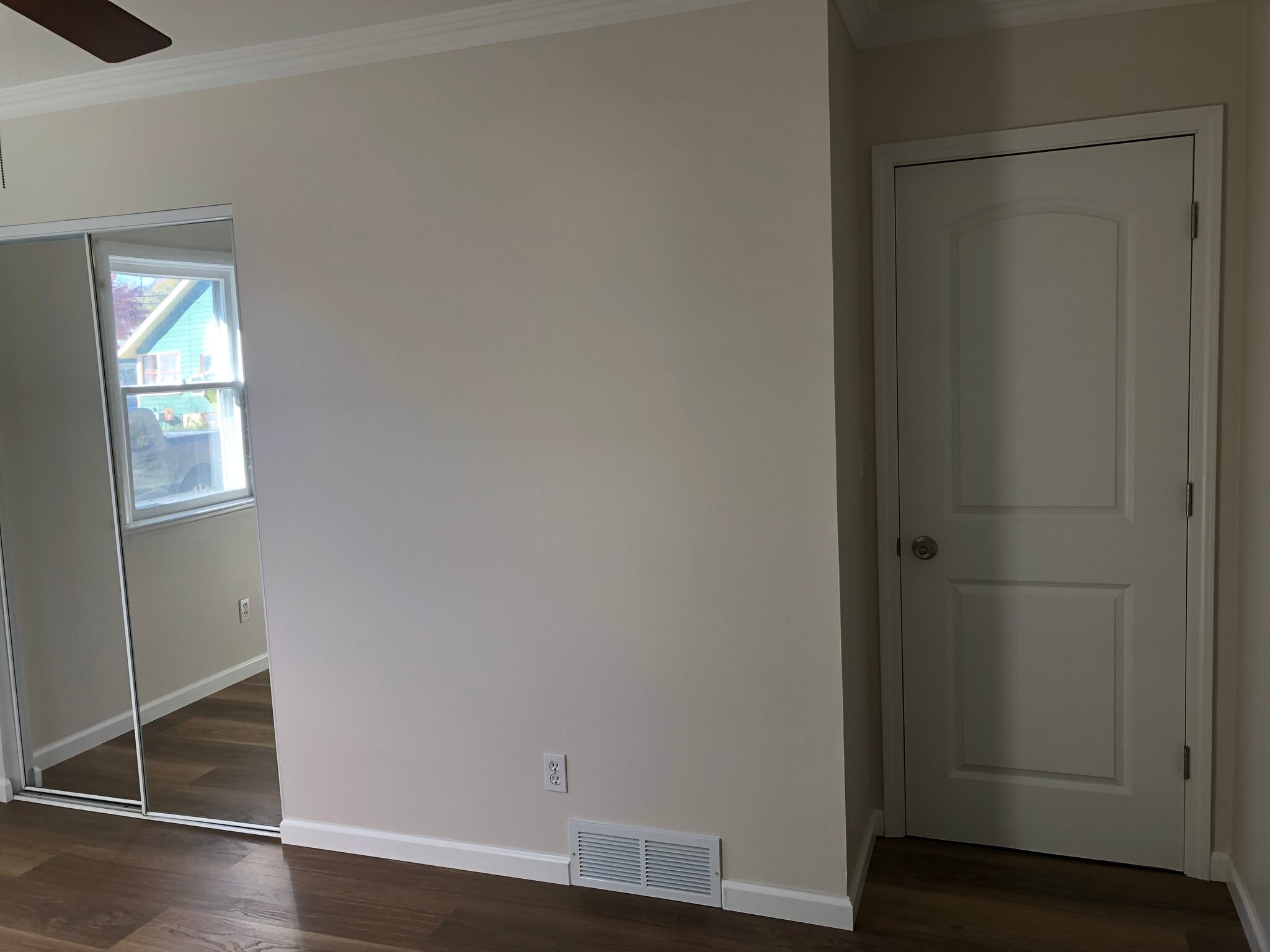 Building Photo - 106 E 2nd St