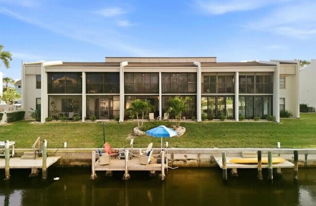 Building Photo - Waterfront Townhome in Punta Gorda