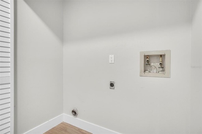 Building Photo - 5235 Vineland Rd