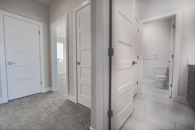 Building Photo - Crimson Park Town Home.