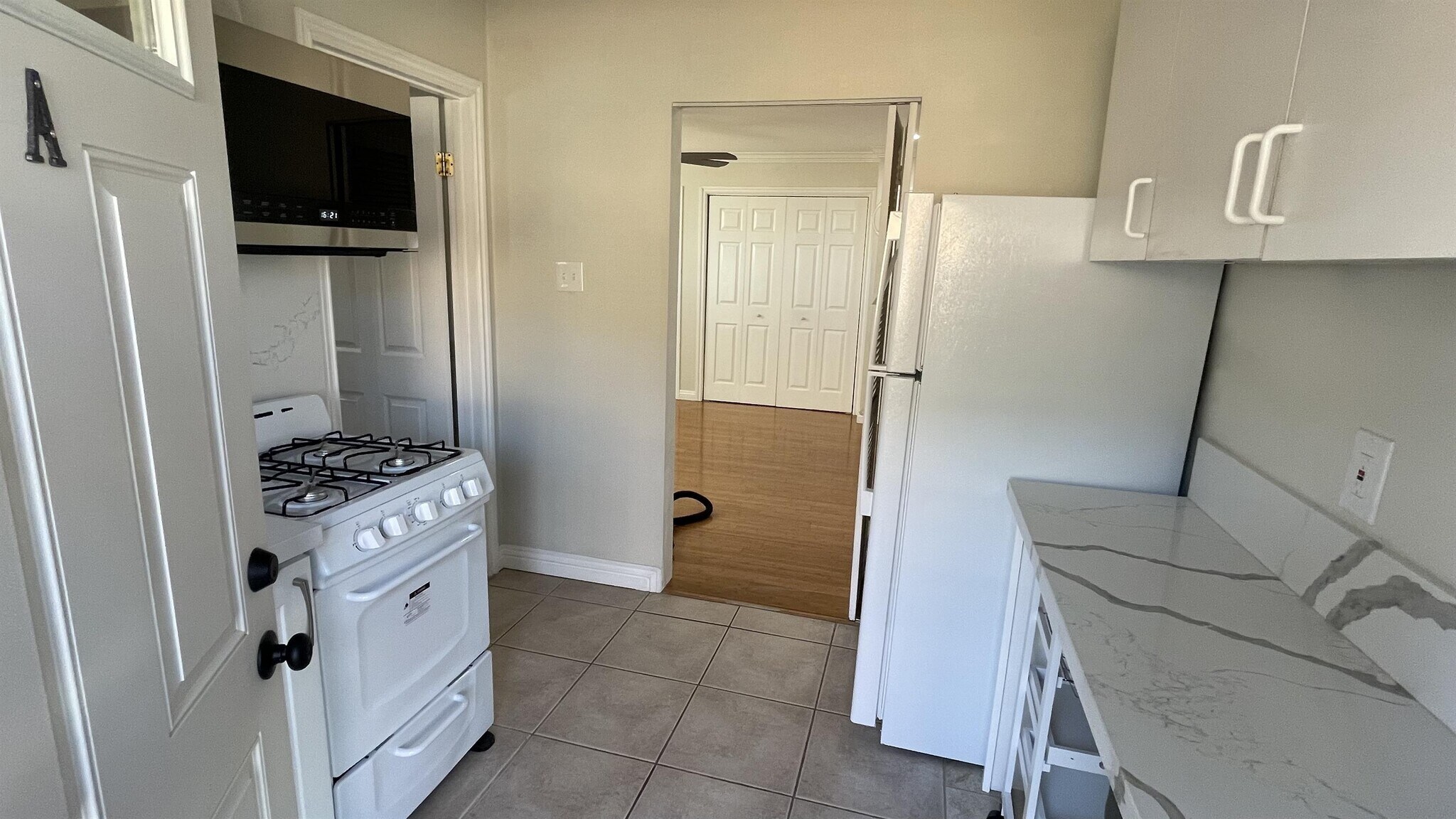 Building Photo - 5138 W 141st St