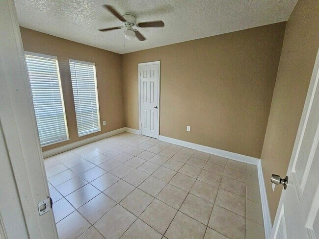 Building Photo - 1829 Aspen Ln