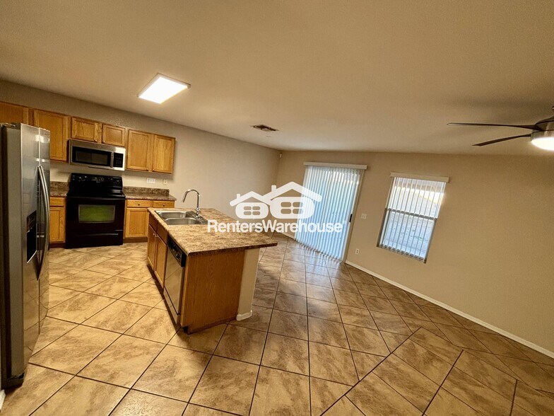 Building Photo - 2607 S 71st Dr