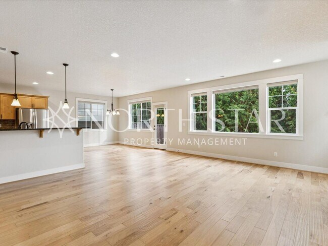 Building Photo - Newer Home in Summer Falls.