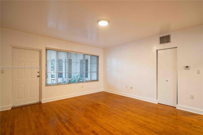 Building Photo - 2425 Flamingo Pl