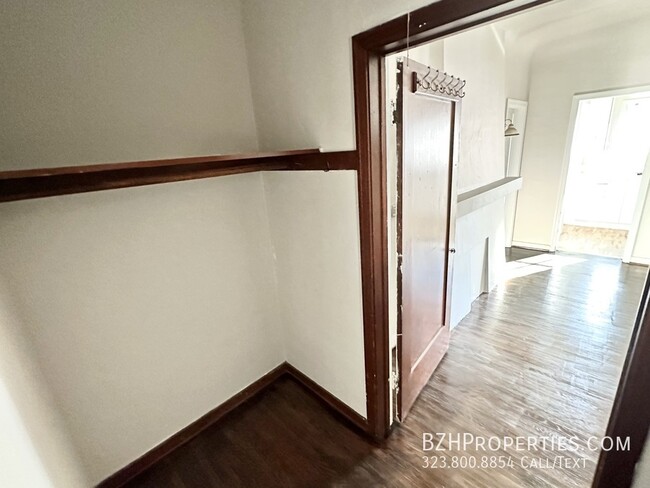 Building Photo - Gorgeous Newly Renovated 1Bed 1Bath With W...