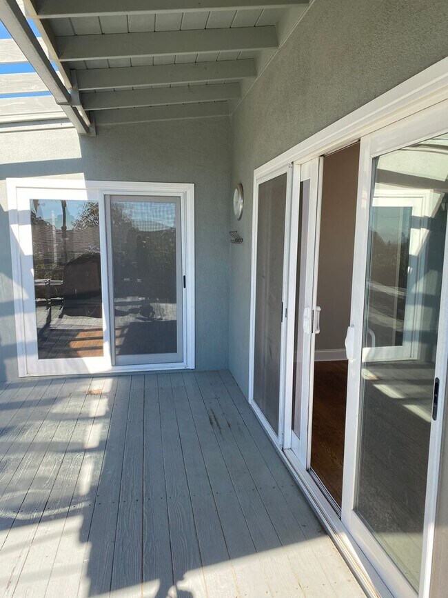 Building Photo - Beautiful Home in the Ventura Foothills