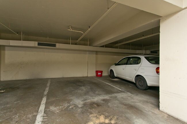 Building Photo - AVAILABLE NOW !!!!  Conveniently Located O...