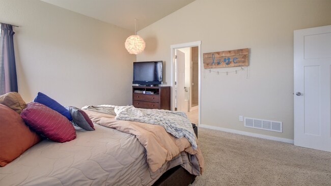 Building Photo - 5 Bedroom Ranch Home on North End