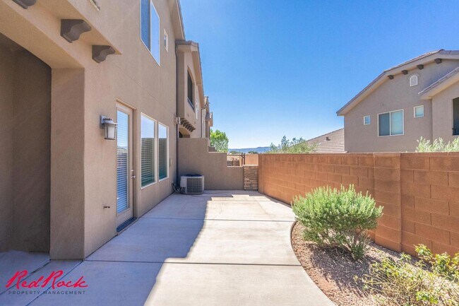 Building Photo - Pet Friendly 4 Bedroom Home! Internet Incl...