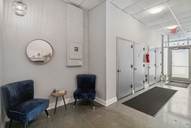 Building Photo - Modern 2-Bedroom with In-Unit W/D on Georg...
