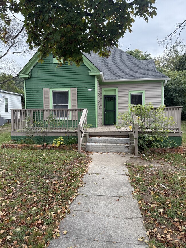 Primary Photo - 2722 N Chamberlain Ave