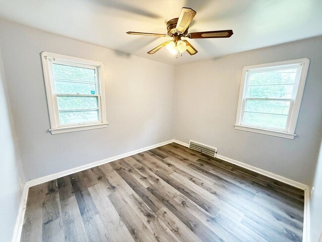 Building Photo - 3 BED 1.5 BATH BEAUTIFUL SINGLE FAMILY HOM...