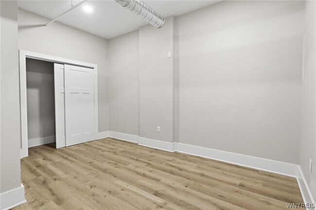 Building Photo - 136 Seneca St