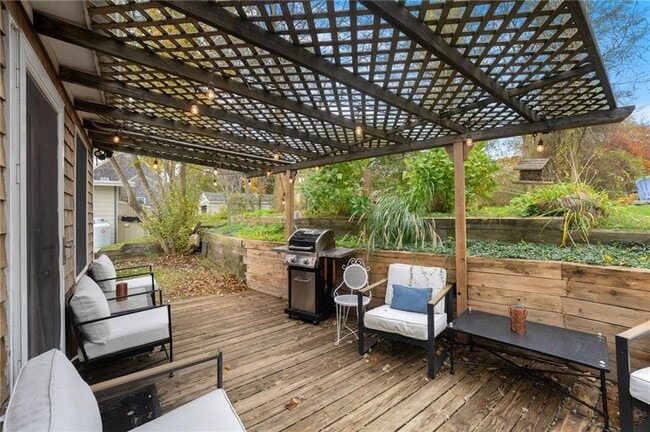 Building Photo - 63 Buoy St