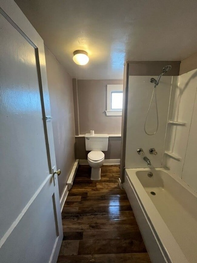 Building Photo - 4 Bedroom 1 Bath