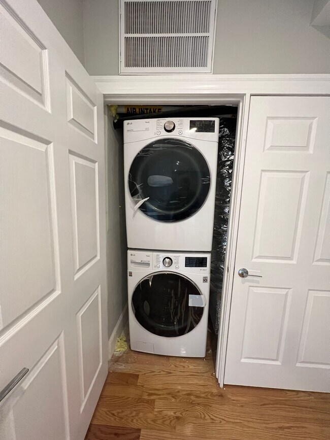 Building Photo - RARE 2 bed 2 bath..... Available in Somerville....