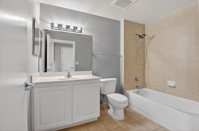 Building Photo - Spacious Studio w/ Parking Included!